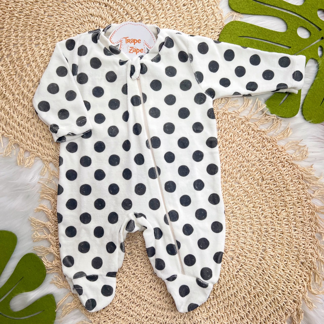 Macacão em Plush com Abertura em Zíper Cachorinha de Laço Rosa - Off White com Bolotas Pretas